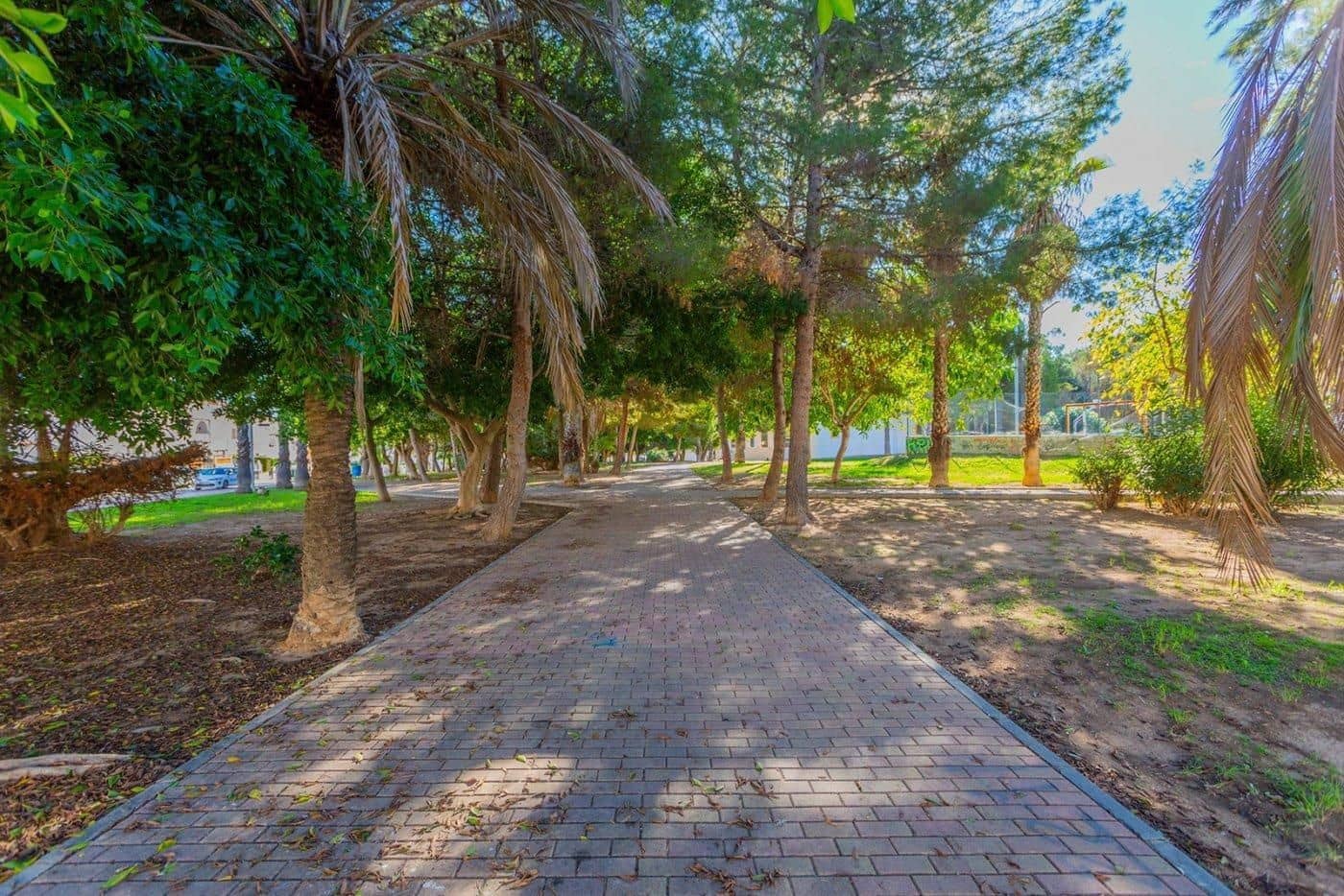 6 soveværelse Byhus til salg i Torrevieja med swimmingpool - € 179.000 (Ref: 9799446)