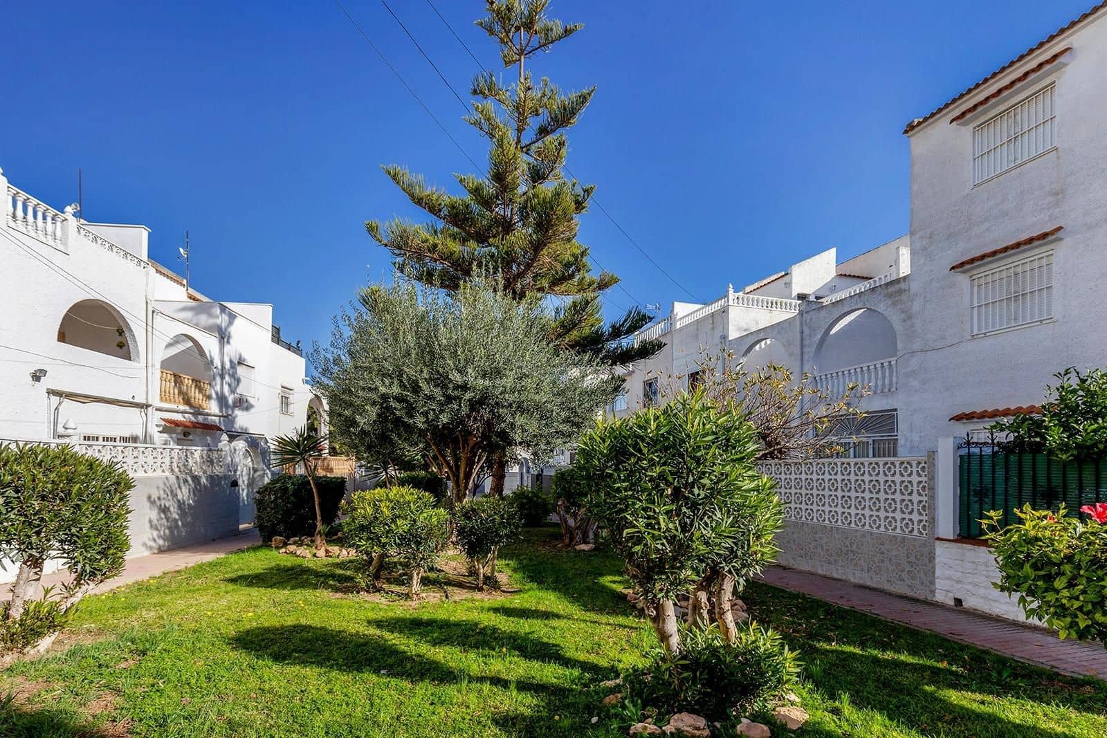 6 soveværelse Byhus til salg i Torrevieja med swimmingpool - € 179.000 (Ref: 9799446)