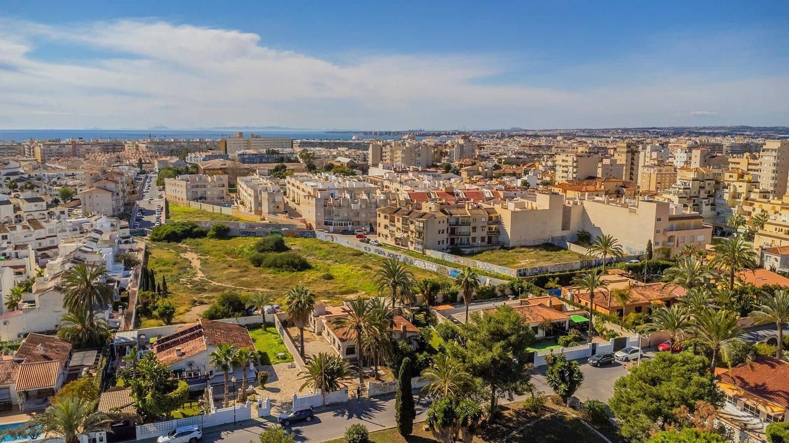 6 soveværelse Byhus til salg i Torrevieja med swimmingpool - € 179.000 (Ref: 9799446)