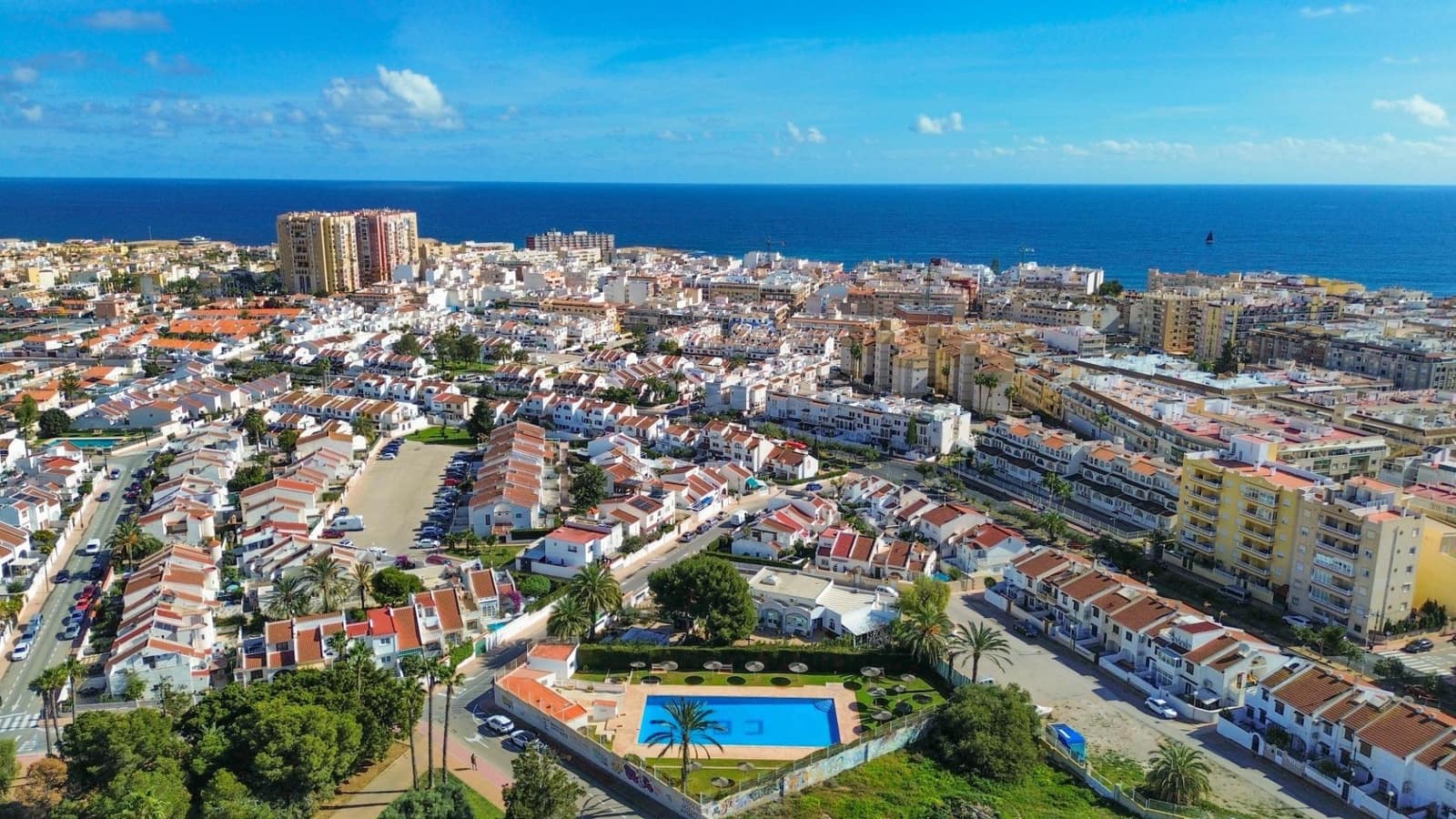 6 soveværelse Byhus til salg i Torrevieja med swimmingpool - € 179.000 (Ref: 9799446)