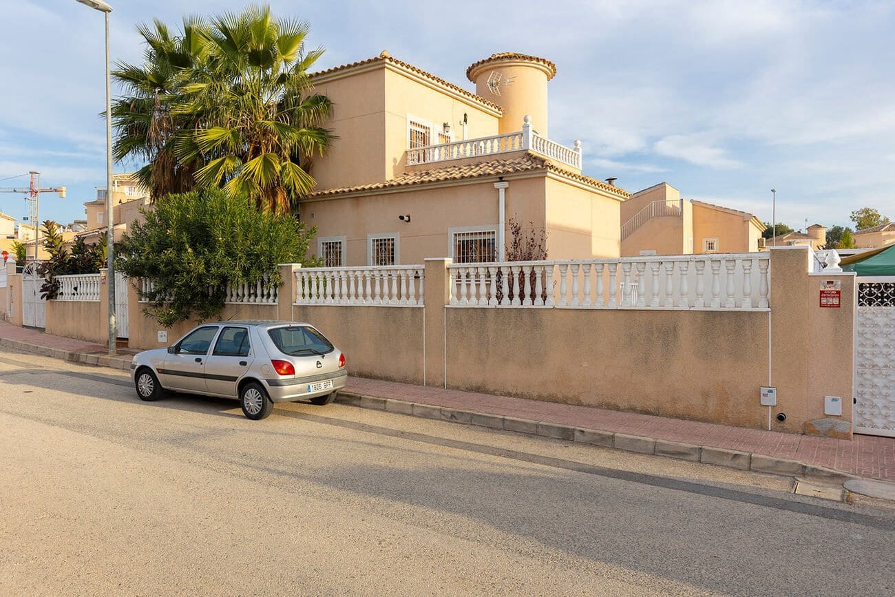 4 bedroom Villa for sale in Almoradi with pool - € 385,000 (Ref: 9804510)