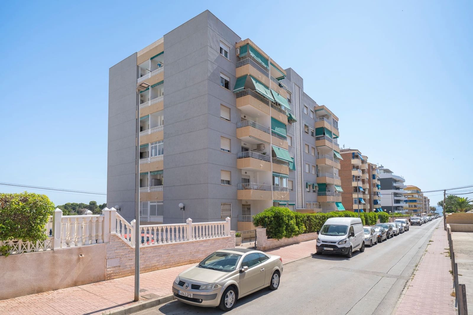 2 slaapkamer Flat te koop in Punta Prima - € 245.000 (Ref: 9812389)