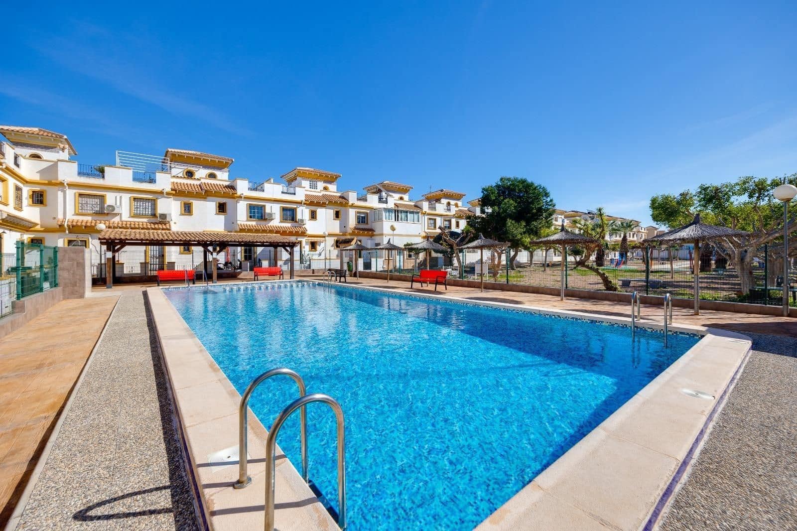 3 camera da letto Villetta a Schiera in vendita in Torrevieja con piscina - 237.000 € (Rif: 9812395)