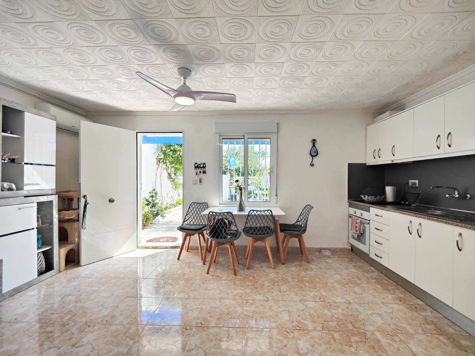 2 slaapkamer Bungalow te koop in Torrevieja - € 129.900 (Ref: 9812408)