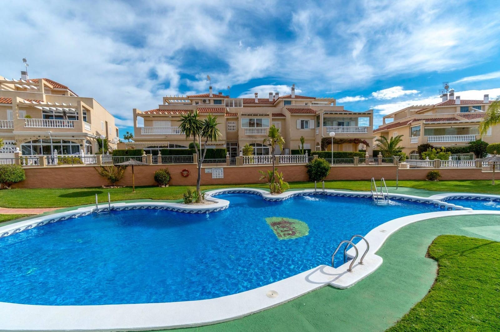 2 slaapkamer Appartement te koop in Orihuela Costa met zwembad - € 251.900 (Ref: 9813358)