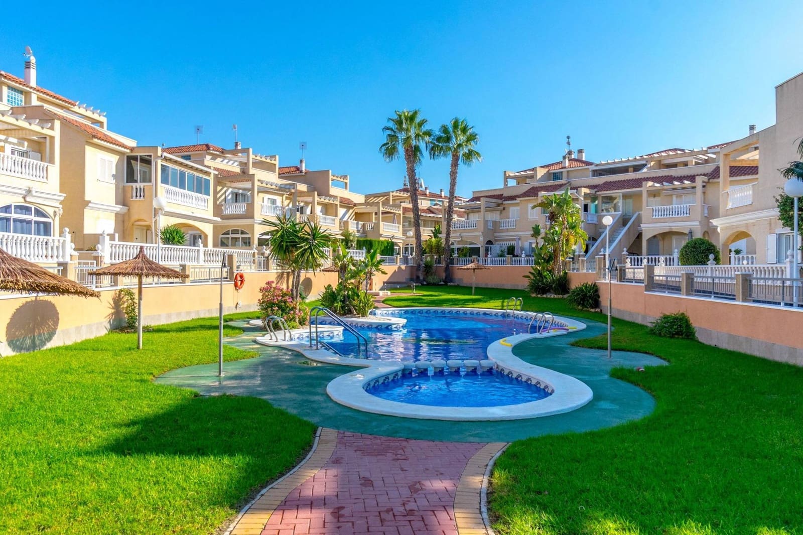 2 slaapkamer Appartement te koop in Orihuela Costa met zwembad - € 251.900 (Ref: 9813358)