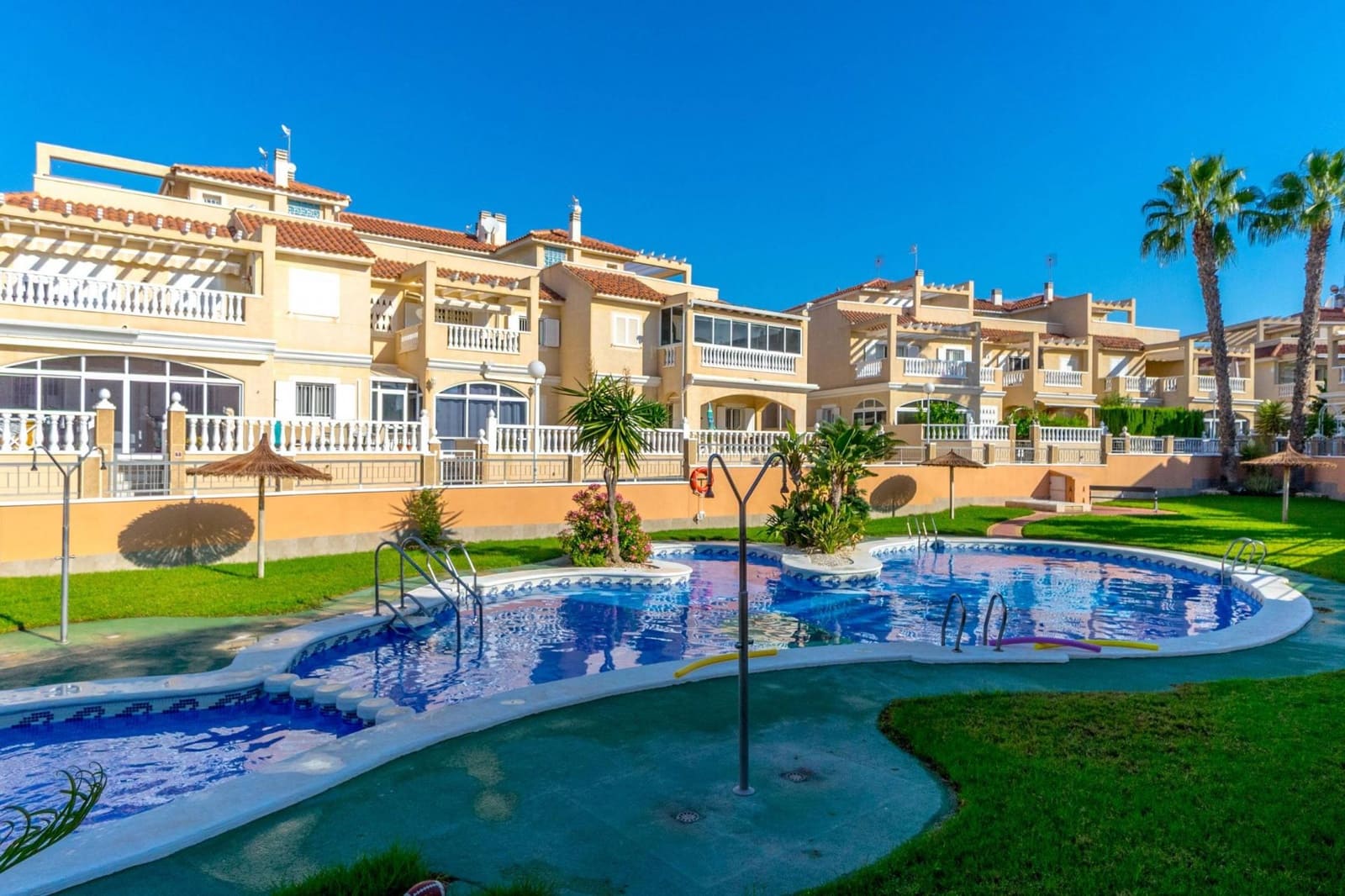 2 slaapkamer Appartement te koop in Orihuela Costa met zwembad - € 251.900 (Ref: 9813358)