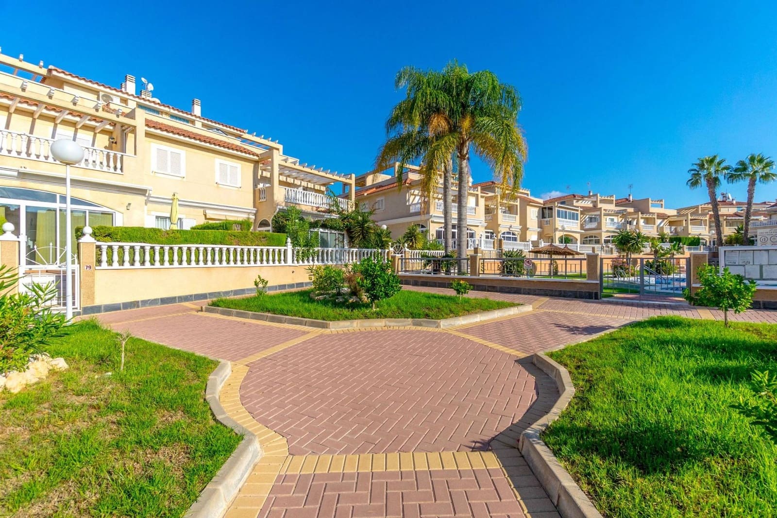 2 slaapkamer Appartement te koop in Orihuela Costa met zwembad - € 251.900 (Ref: 9813358)