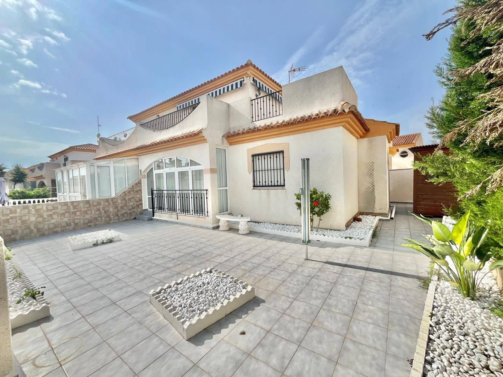 3 slaapkamer Flat te koop in Playa Flamenca met zwembad - € 249.500 (Ref: 9813368)