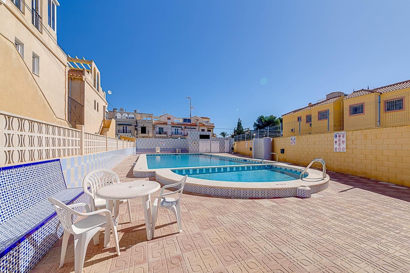 2 slaapkamer Bungalow te koop in Torrevieja met zwembad - € 124.999 (Ref: 9818399)