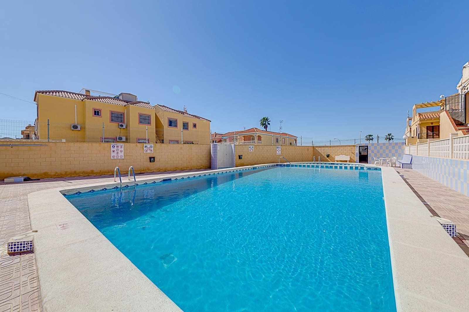 2 slaapkamer Bungalow te koop in Torrevieja met zwembad - € 124.999 (Ref: 9818399)