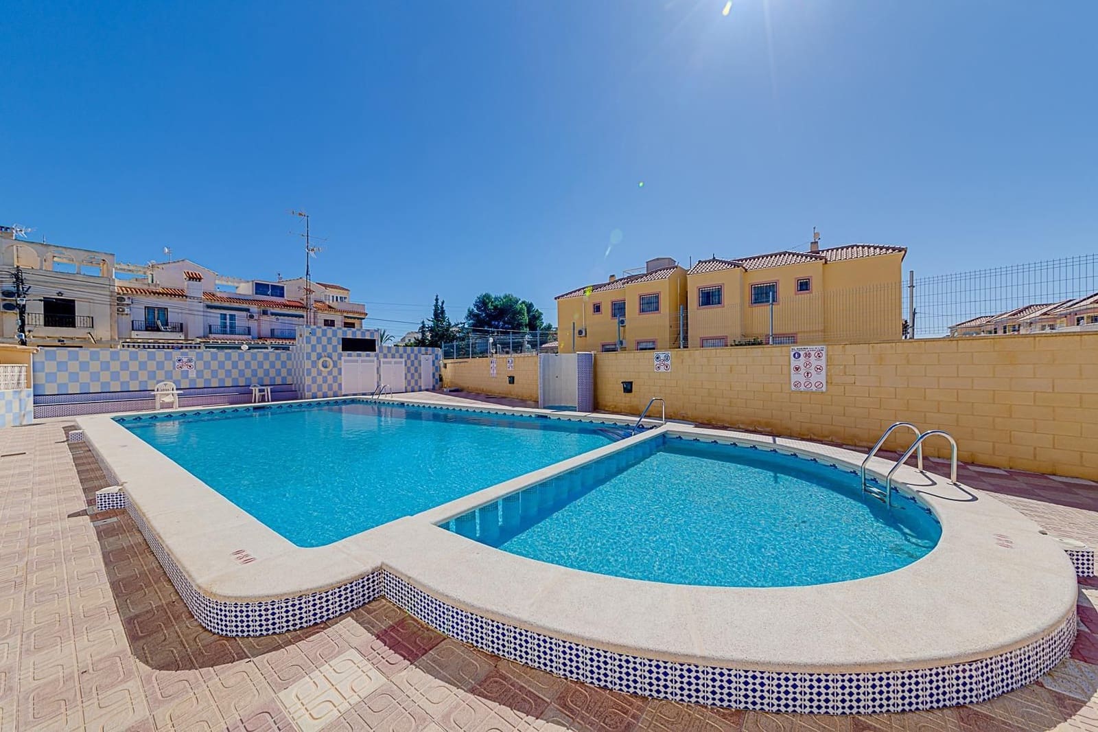 2 slaapkamer Bungalow te koop in Torrevieja met zwembad - € 124.999 (Ref: 9818399)