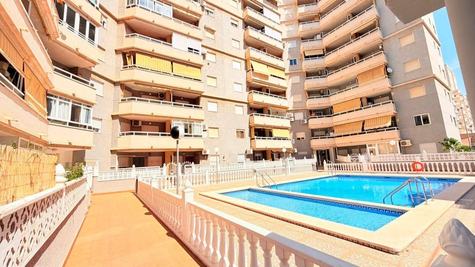 2 soveværelse Lejlighed til salg i Torrevieja med swimmingpool - € 119.990 (Ref: 9836534)