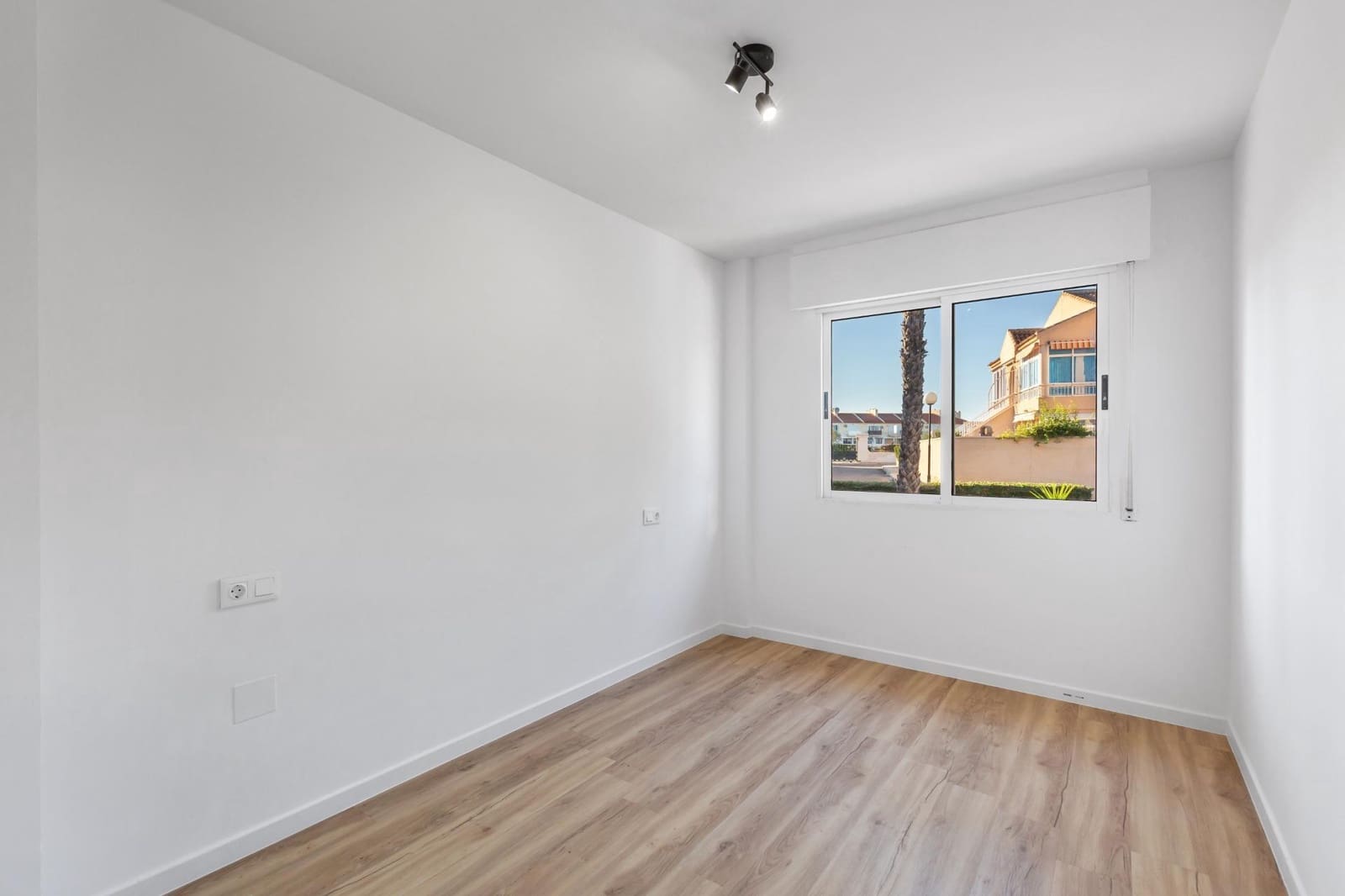 2 soverom Leilighet til salgs i Torrevieja med svømmebasseng - € 149 990 (Ref: 9846595)