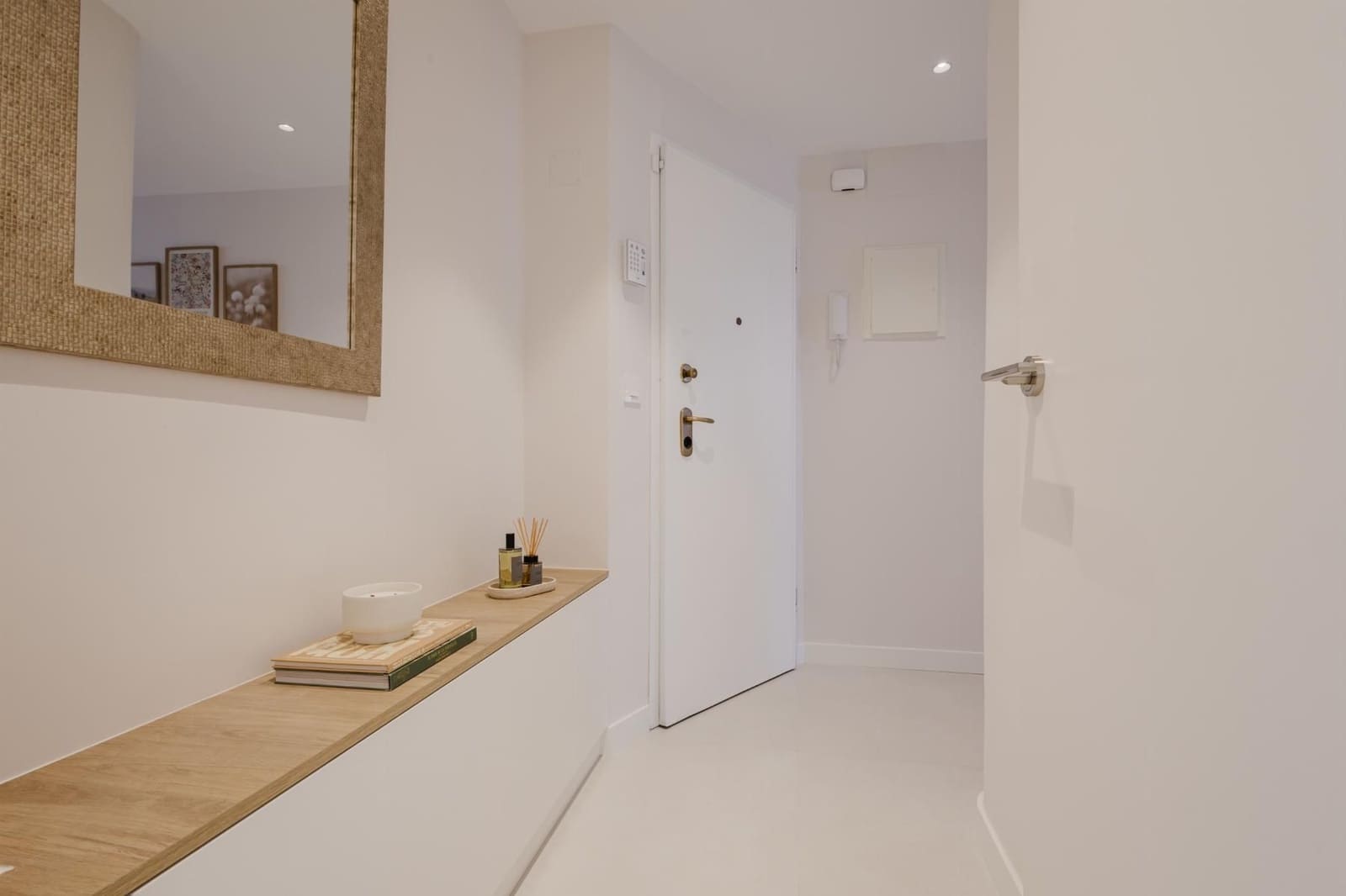 3 bedroom Apartment for rent in Torrevieja with pool - € 1,800 (Ref: 9846601)