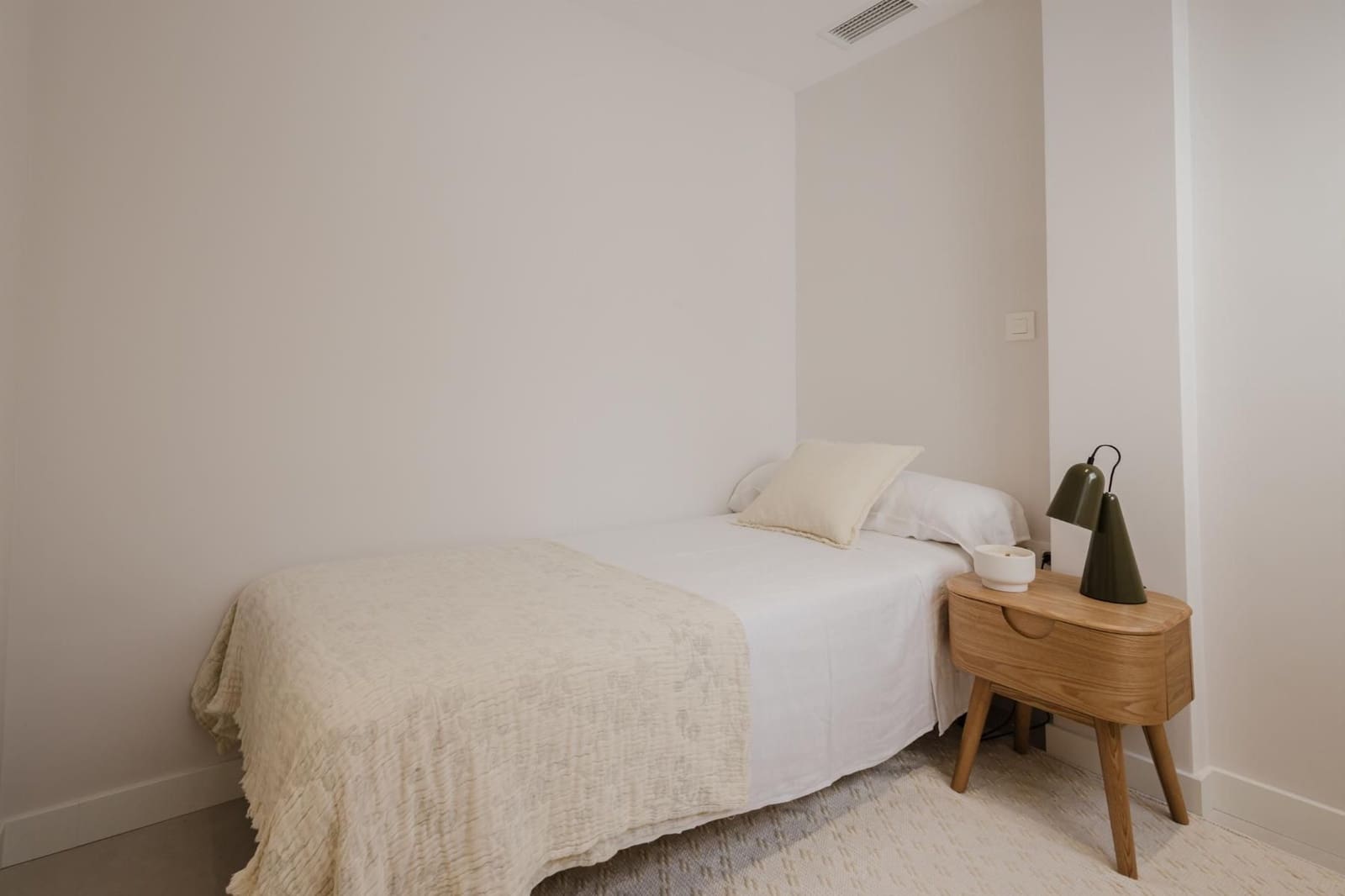3 bedroom Apartment for rent in Torrevieja with pool - € 1,800 (Ref: 9846601)