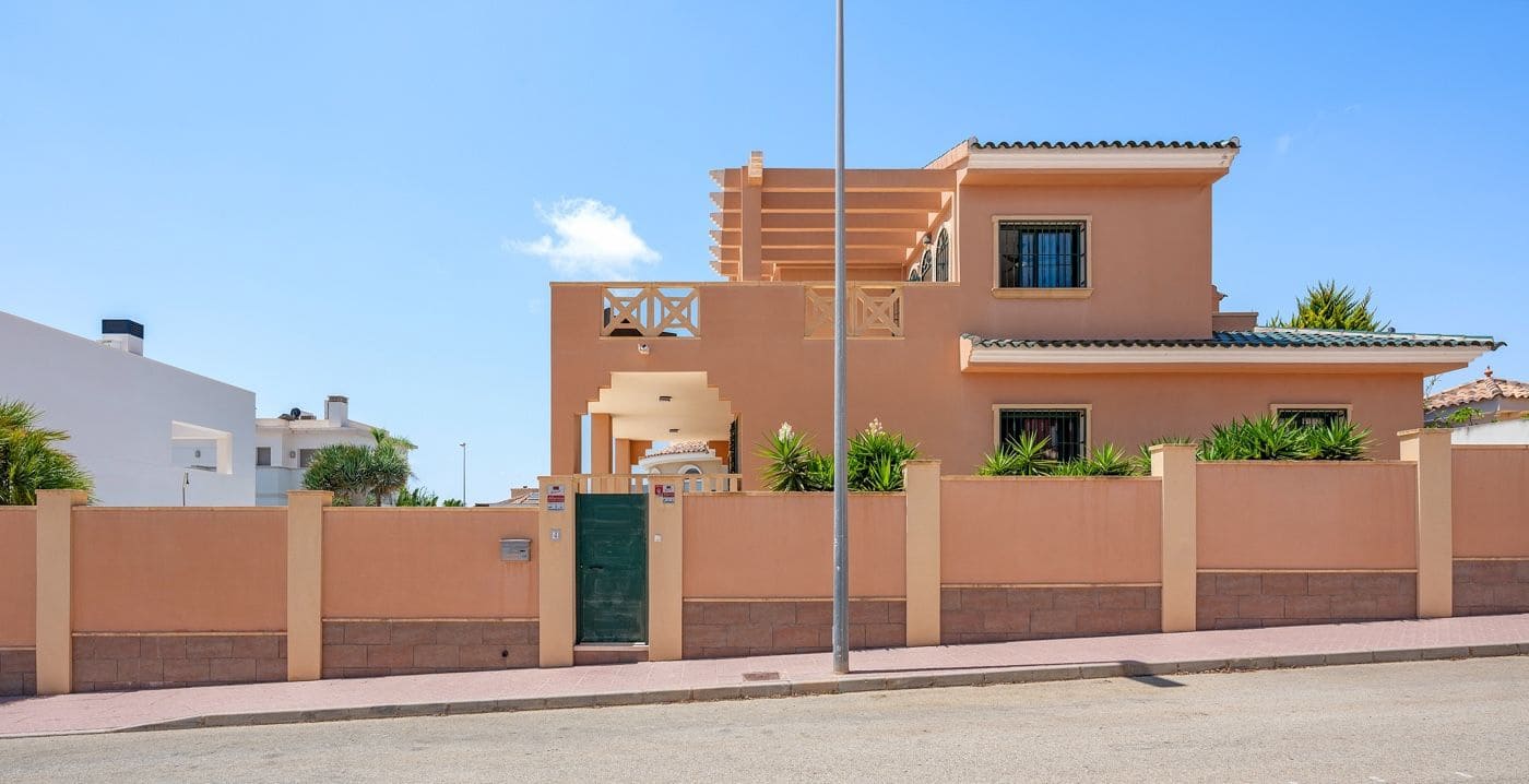 4 makuuhuone Huvila myytävänä paikassa Ciudad Quesada - 470 000 € (Ref: 9868769)