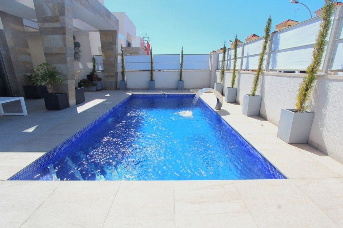 Chalet de 3 habitaciones en Orihuela Costa en venta con piscina - 459.950 € (Ref: 9868778)