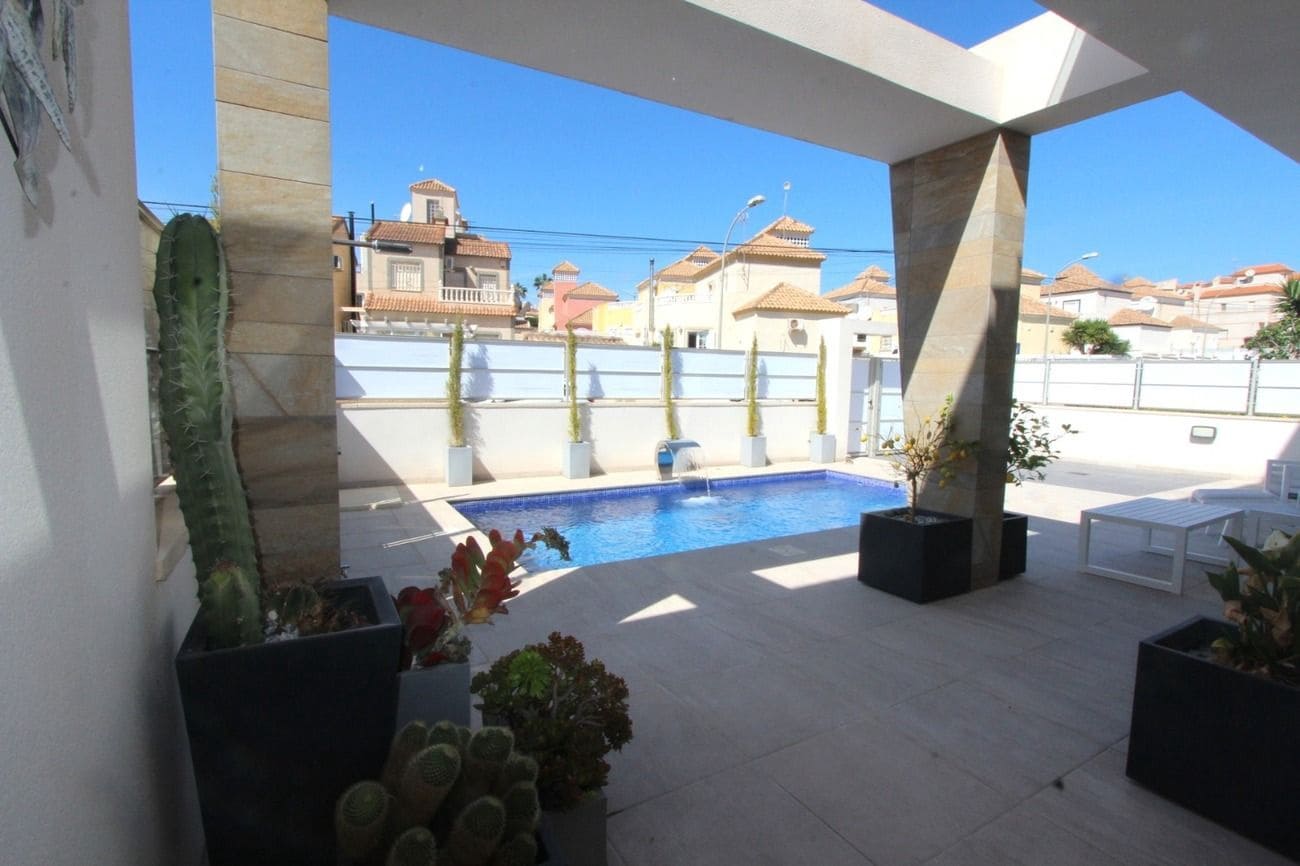 Chalet de 3 habitaciones en Orihuela Costa en venta con piscina - 459.950 € (Ref: 9868778)