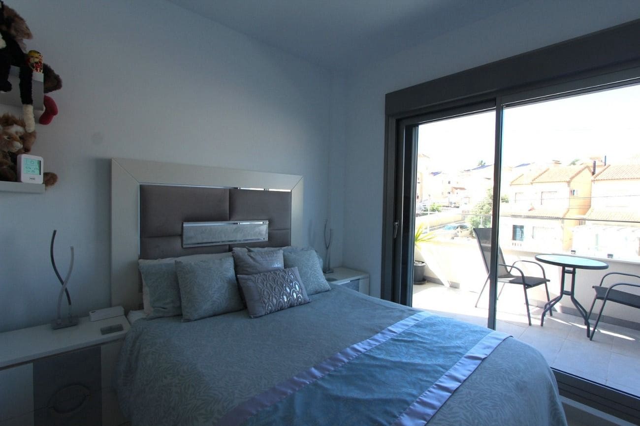 Chalet de 3 habitaciones en Orihuela Costa en venta con piscina - 459.950 € (Ref: 9868778)