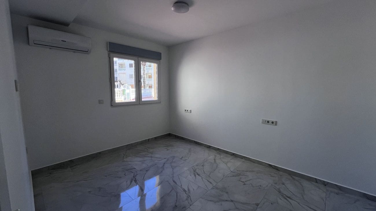 2 soverom Bungalow til salgs i Torrevieja med svømmebasseng - € 250 000 (Ref: 9879037)
