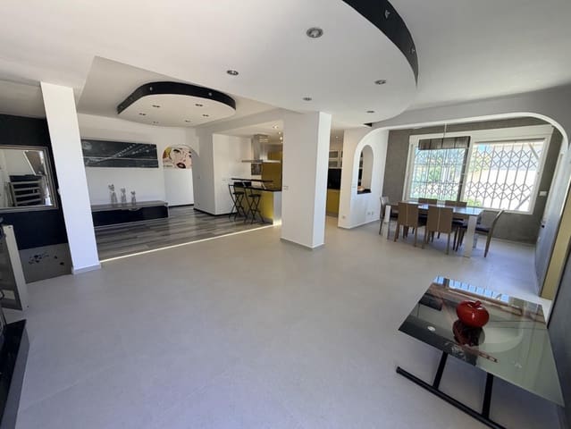 5 slaapkamer Villa te koop in La Siesta, Torrevieja - € 680.000 (Ref: 9879042)