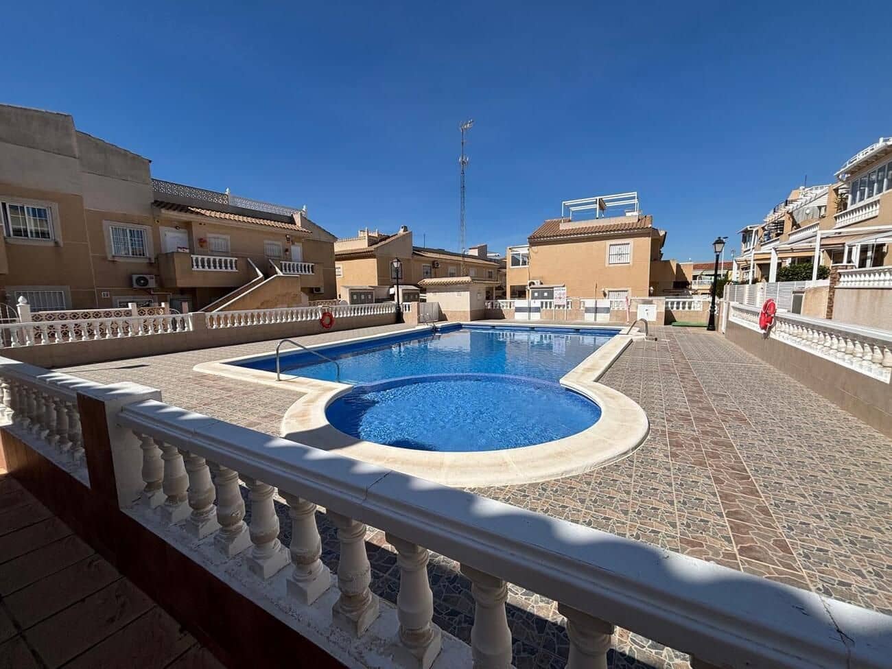 Apartamento de 2 habitaciones en Torrevieja en venta con piscina - 169.900 € (Ref: 9884977)