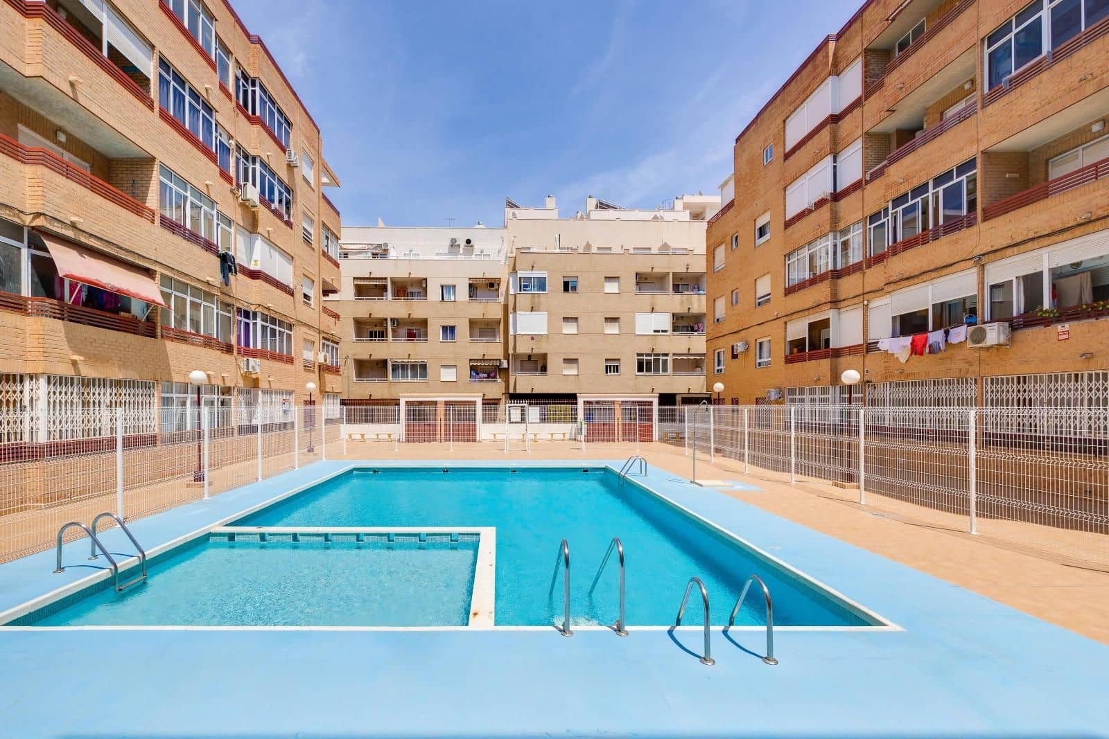 1 makuuhuone Huoneisto myytävänä paikassa Torrevieja mukana uima-altaan - 109 969 € (Ref: 9896512)