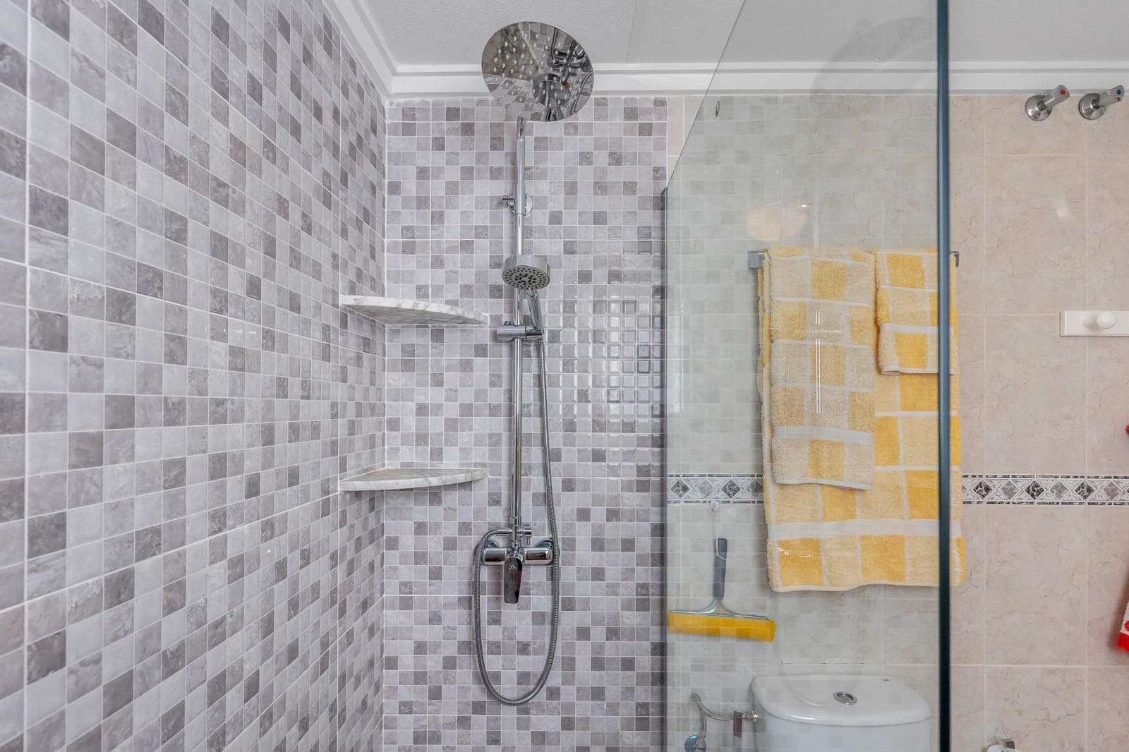 2 bedroom Flat for sale in Torrevieja with pool garage - € 149,900 (Ref: 9898984)