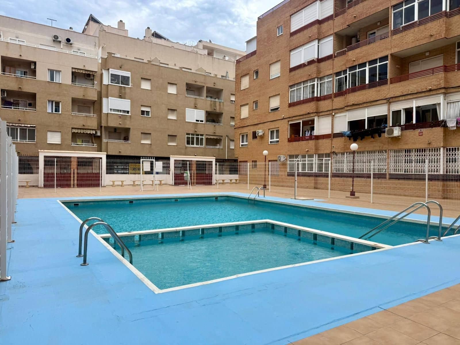1 sovrum Lägenhet till salu i Torrevieja med pool - 108 900 € (Ref: 9913325)