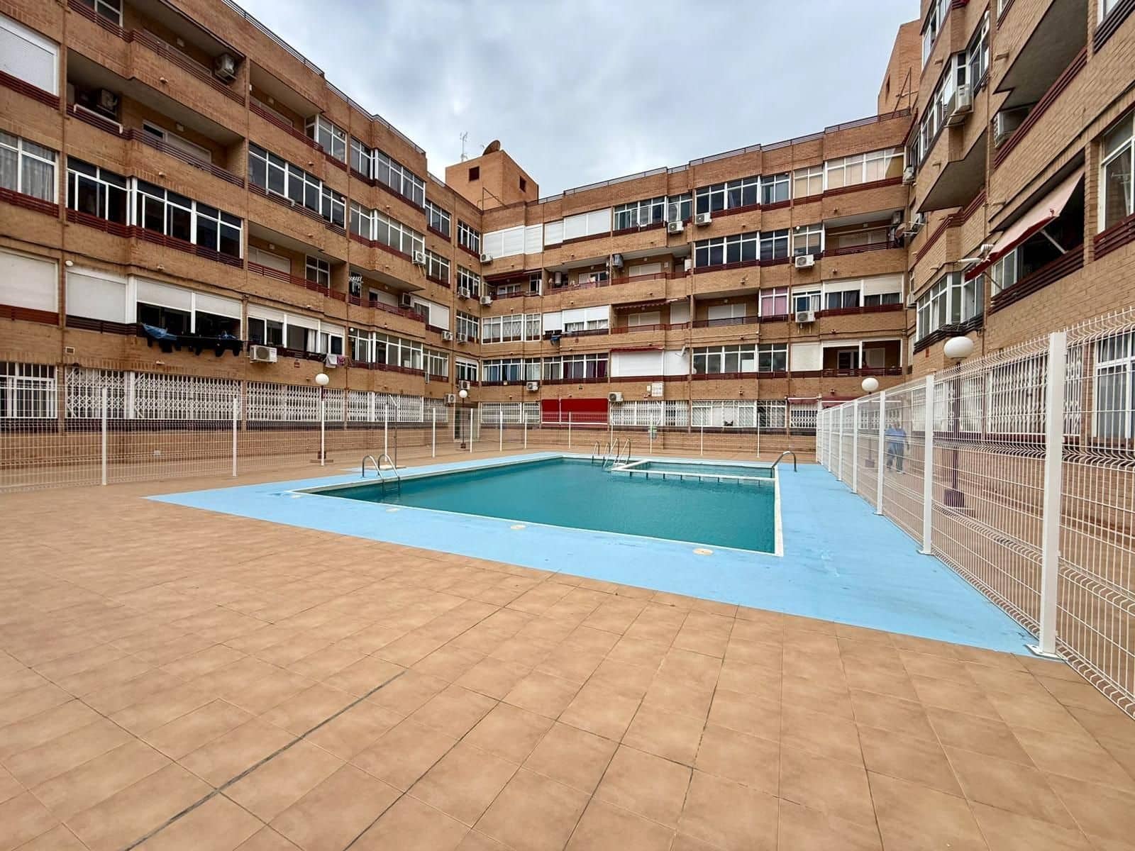 1 sovrum Lägenhet till salu i Torrevieja med pool - 108 900 € (Ref: 9913325)