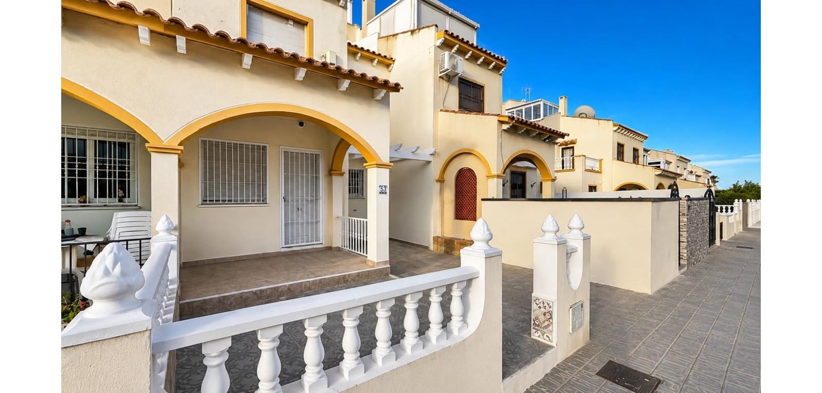 2 makuuhuone Rivitalo myytävänä paikassa Playa Flamenca mukana 
autotalli - 205 000 € (Ref: 9916033)