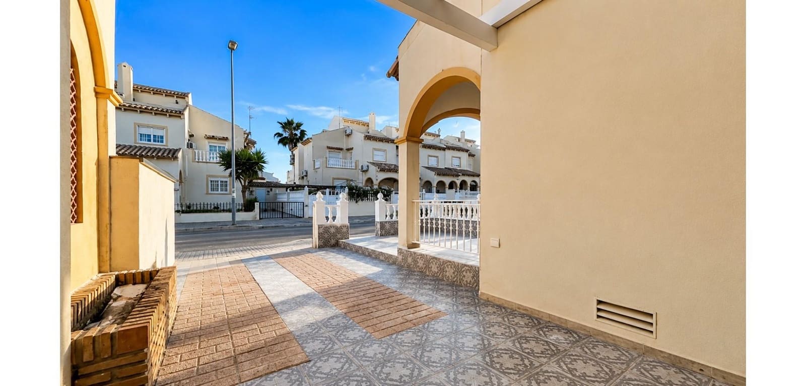 2 makuuhuone Rivitalo myytävänä paikassa Playa Flamenca mukana 
autotalli - 205 000 € (Ref: 9916033)