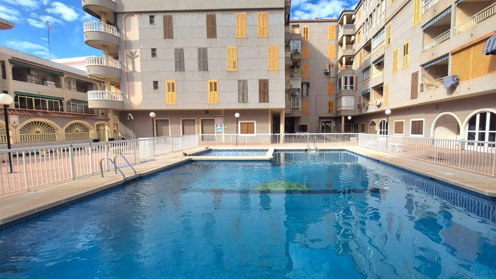 2 soveværelse Lejlighed til salg i Torrevieja med swimmingpool - € 149.500 (Ref: 9927604)