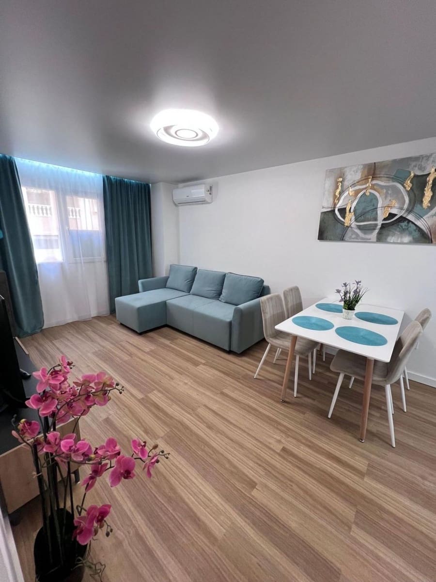 Apartamento de 2 habitaciones en Torrevieja en venta con piscina - 147.000 € (Ref: 9940112)
