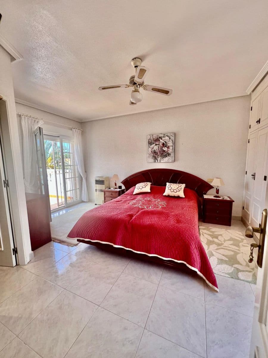 3 bedroom Villa for sale in Cabo Roig with pool garage - € 780,000 (Ref: 9973486)