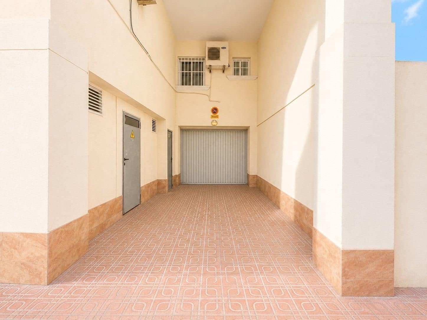 Garage for rent in Torrevieja - € 300 (Ref: 9995152)