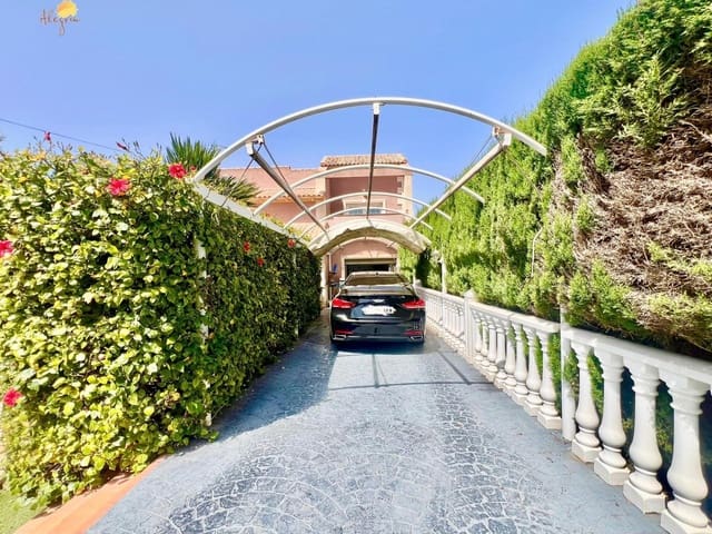 3 slaapkamer Villa te koop in La Siesta, Torrevieja met zwembad - € 490.000 (Ref: 9995830)