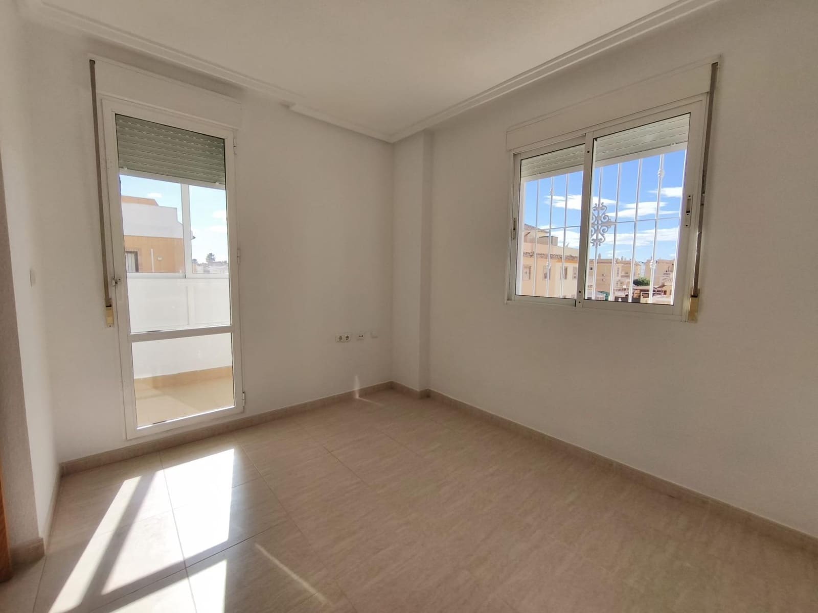 3 makuuhuone Rivitalo myytävänä paikassa Rojales mukana uima-altaan - 289 000 € (Ref: 9995854)