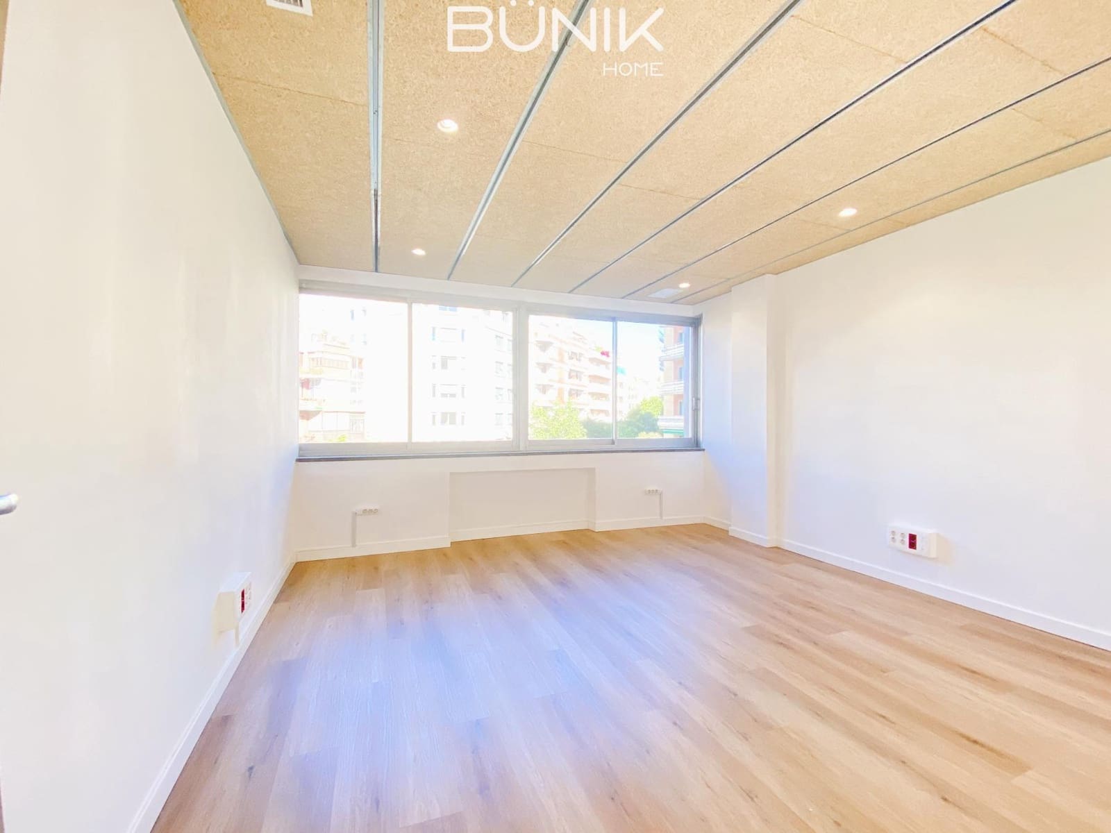4 soverom Kontor til leie i Barcelona by - € 1 600 (Ref: 9831578)