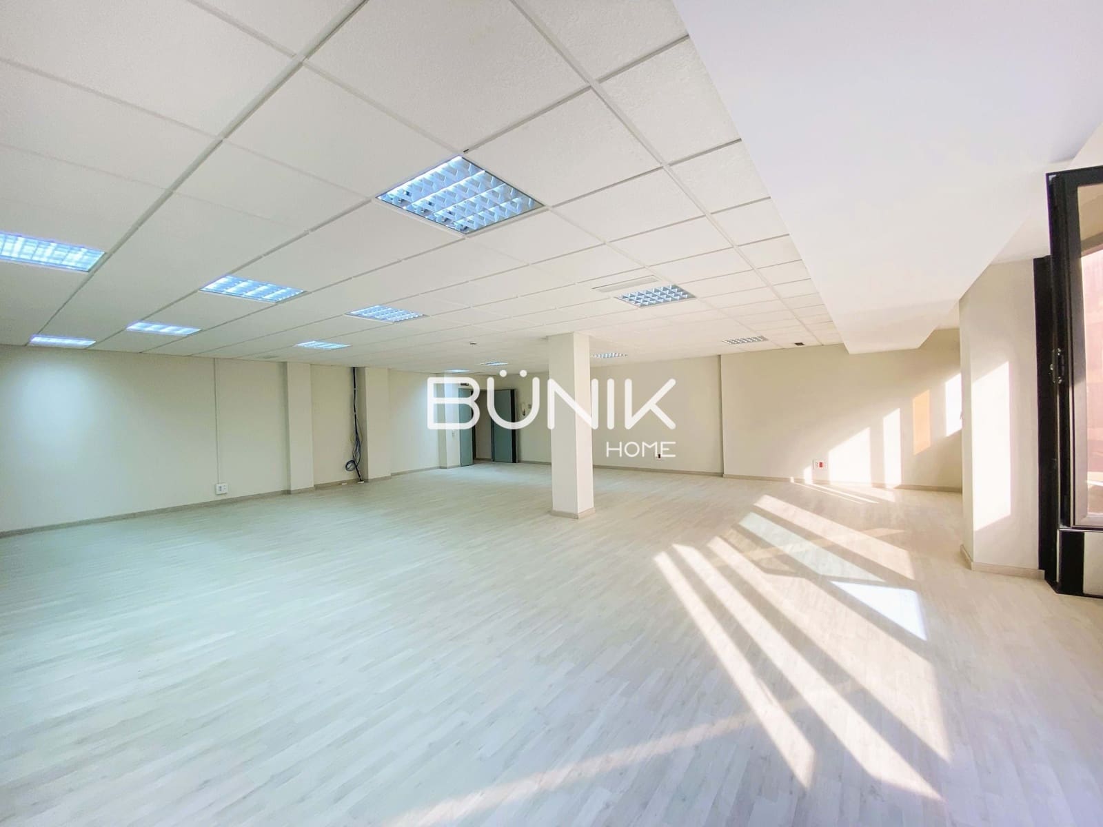 Biuro do wynajęcia w Miasto Barcelona z garażem - 2 272 € (Ref: 9875412)