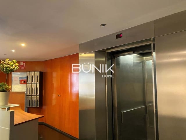 Biuro do wynajęcia w L'Antiga Esquerra de L'Eixample, Miasto Barcelona z garażem - 2 272 € (Ref: 9875412)