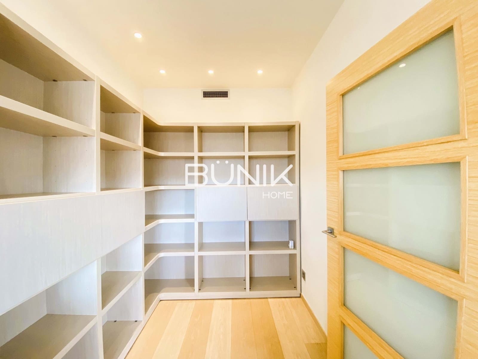 Piso de 4 habitaciones en Barcelona ciudad en alquiler con garaje - 2.950 € (Ref: 9942561)