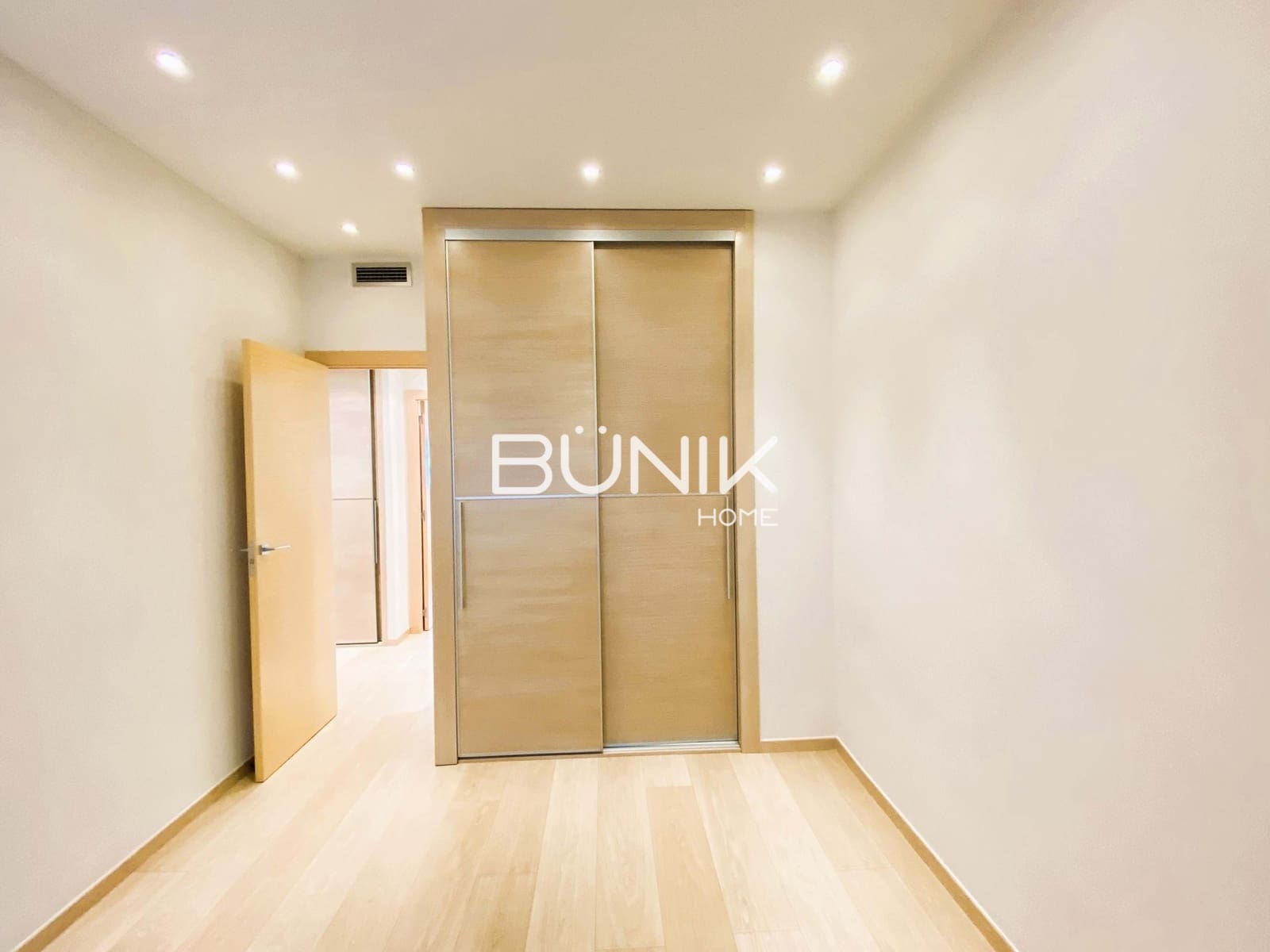 Piso de 4 habitaciones en Barcelona ciudad en alquiler con garaje - 2.950 € (Ref: 9942561)