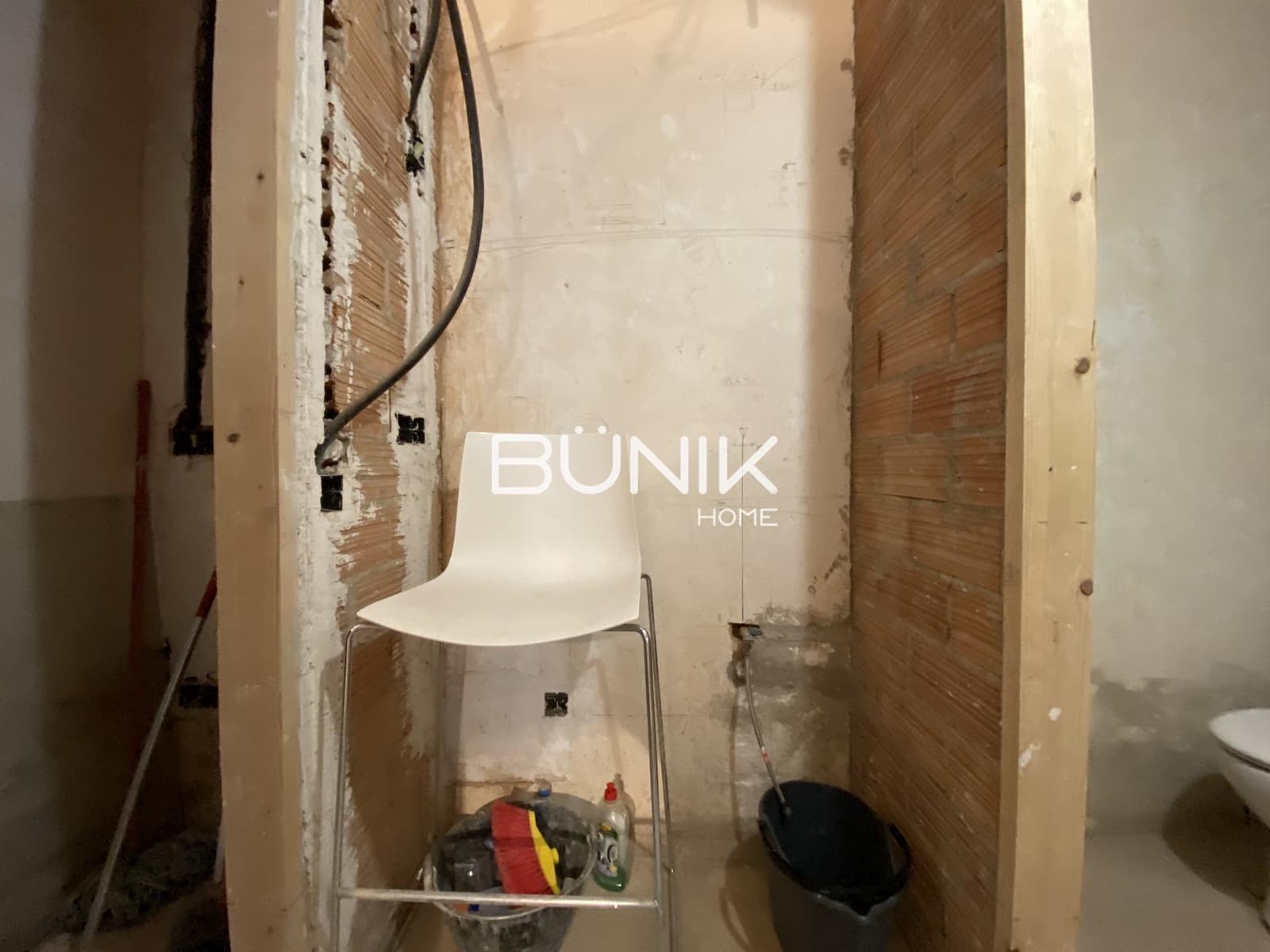 2 bedroom Commercial for rent in Barcelona city - € 1,400 (Ref: 9944937)