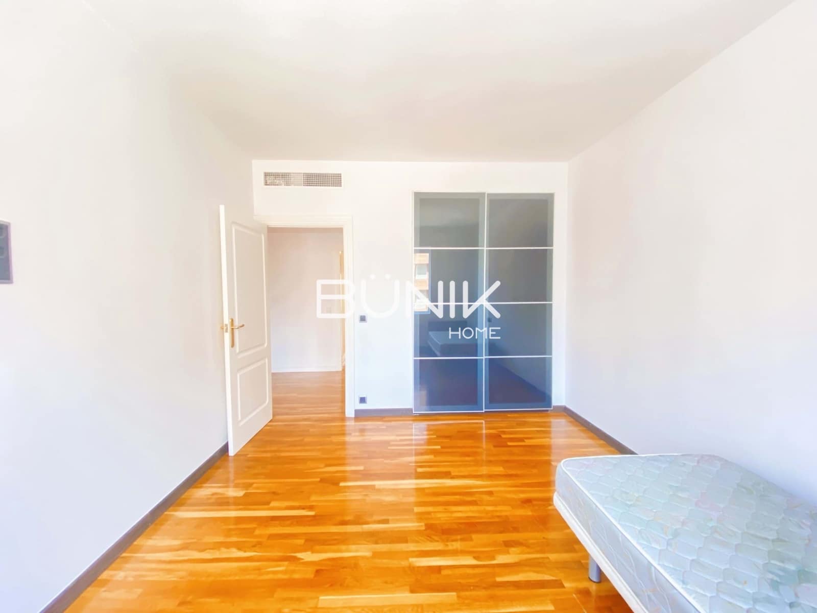 3 soveværelse Lejlighed til leje i Barcelona by med garage - € 3.500 (Ref: 9958841)