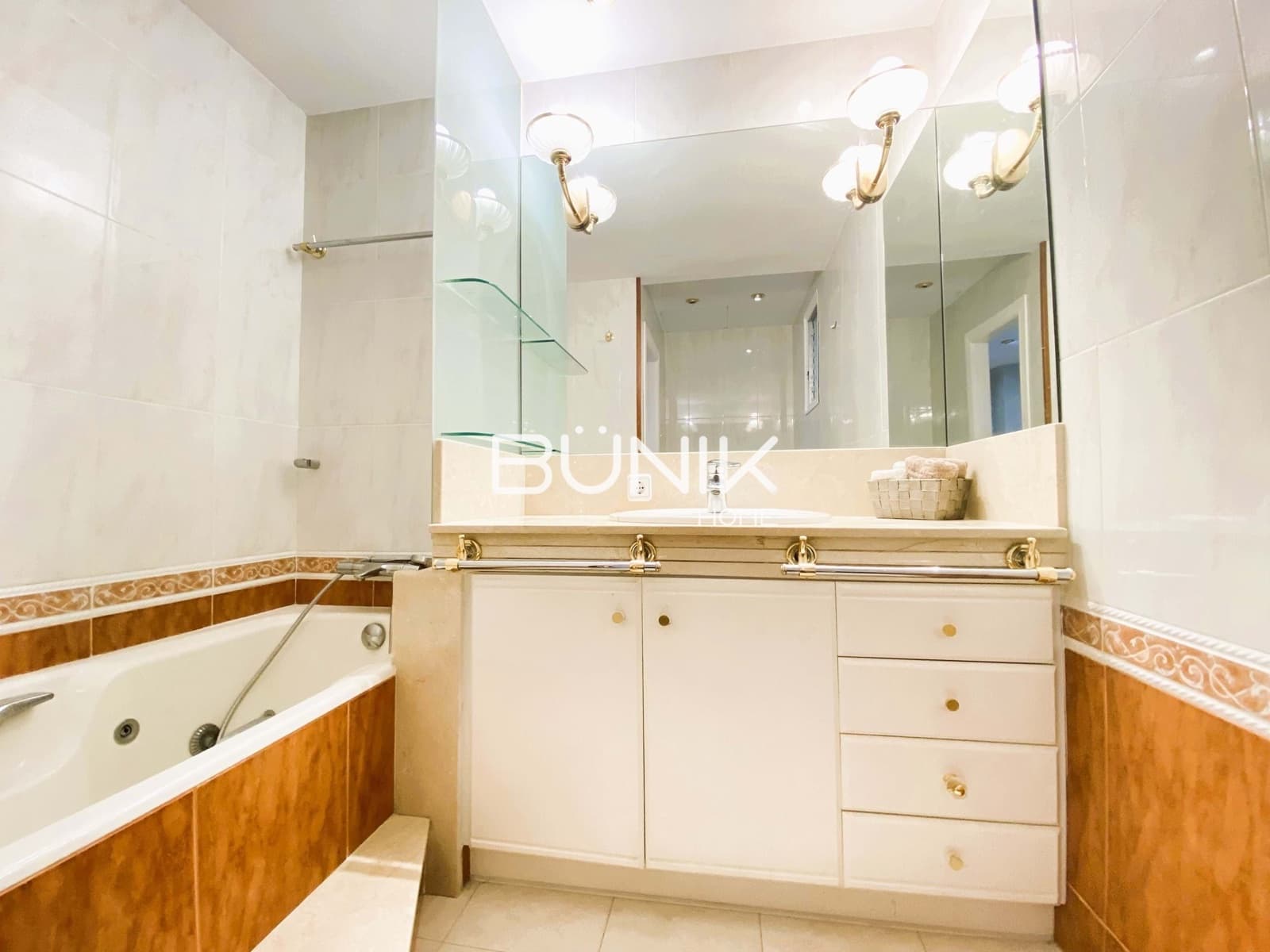 3 soveværelse Lejlighed til leje i Barcelona by med garage - € 3.500 (Ref: 9958841)