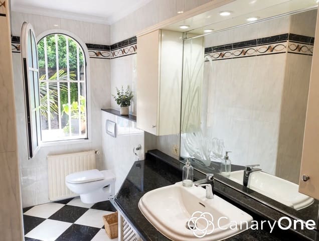 Apartamento de 2 habitaciones en Puerto de la Cruz en venta con piscina garaje - 350.000 € (Ref: 10177554)