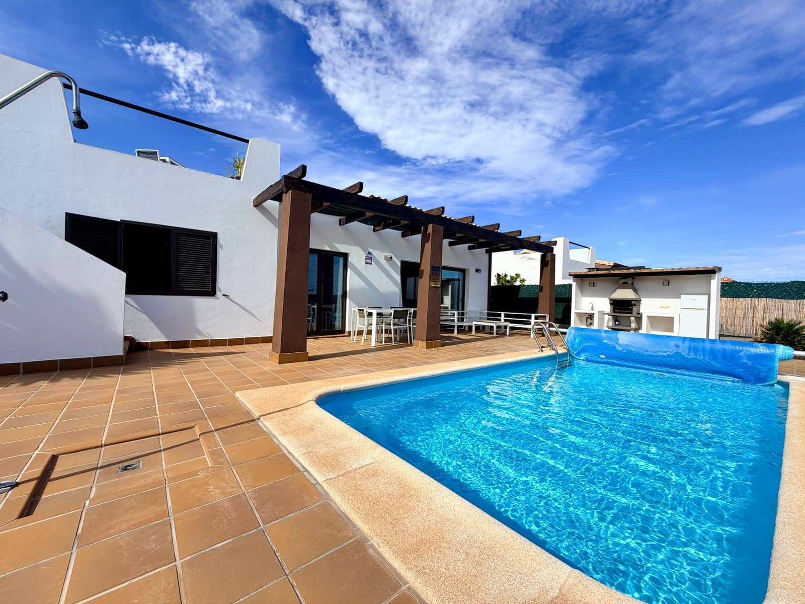 3 bedroom Villa for sale in Caleta de Fuste with pool - € 575,000 (Ref: 10048027)
