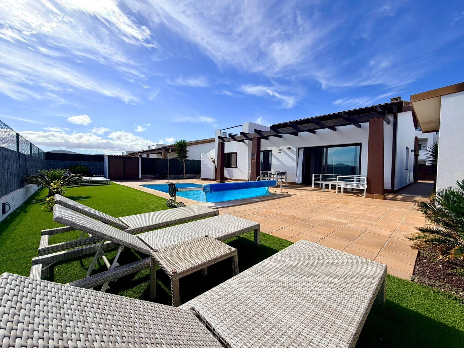 3 bedroom Villa for sale in Caleta de Fuste with pool - € 575,000 (Ref: 10048027)